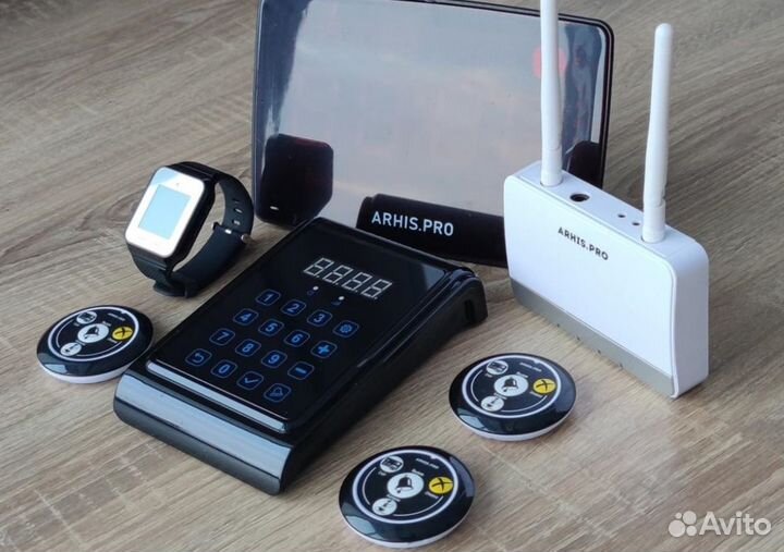 В кальян-клубы - кнопка вызова персонала и часы