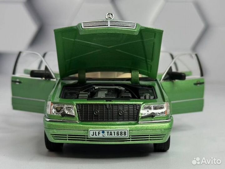 Модель машины Mercedes-Benz W140 1:24 зелёная