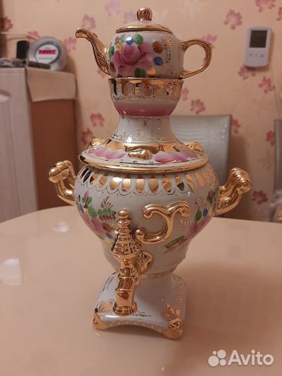 Фарфоровый самовар и масленка Гжель