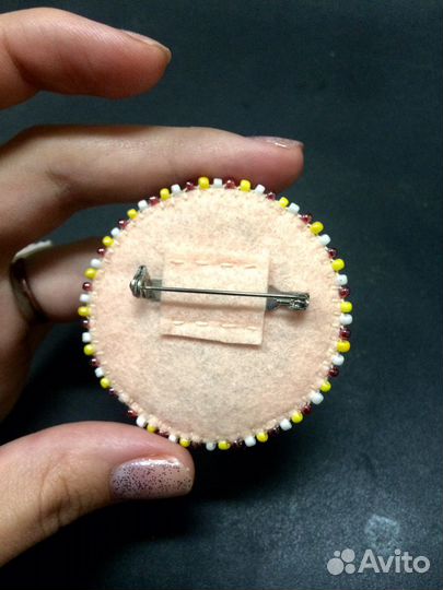 Брошь значок ручная работа Лиза Симпсон