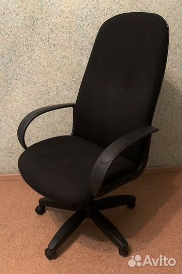 Компьютерное кресло с механизмом качания