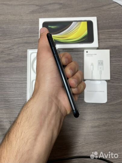 Телефон iPhone се 2020