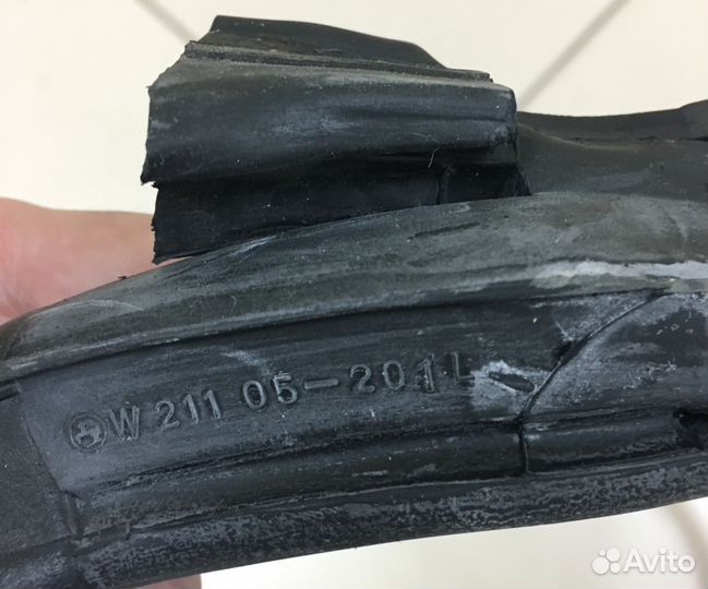 Уплотнитель передней двери Mercedes W211