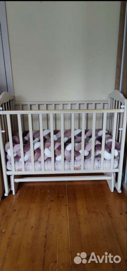 Детская кроватка с маятником