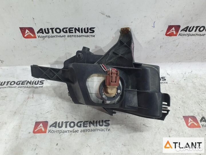 Туманка передняя левая toyota isis