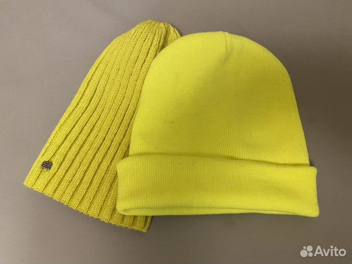 Две желтые шапки
