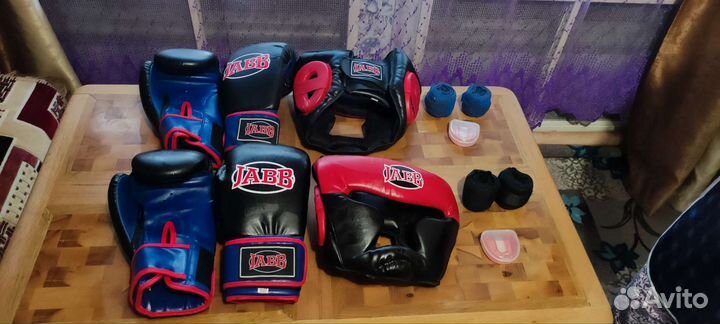 Боксерские перчатки и шлем