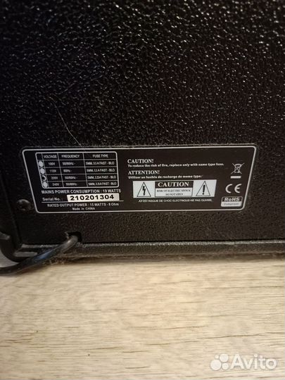 Басс гитара с чехлом и комбо-усилителем