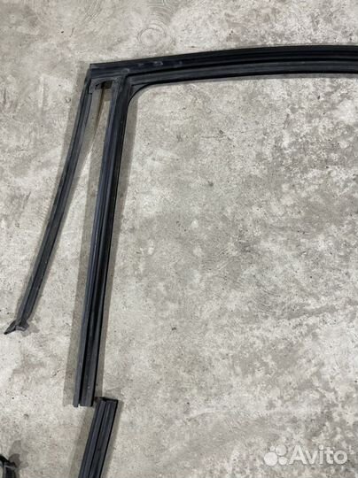 Уплотнитель стекла двери задний левый bmw f30