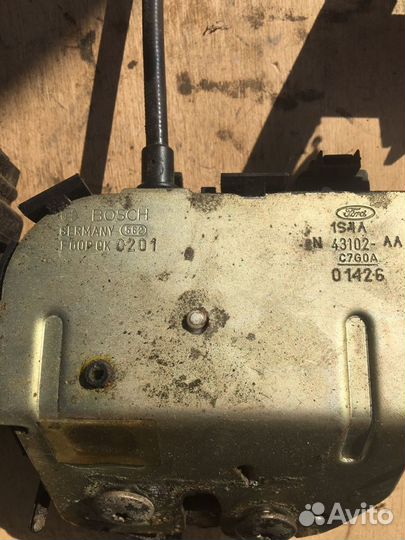 Форд Фокус-1 Замок на крышку багажника