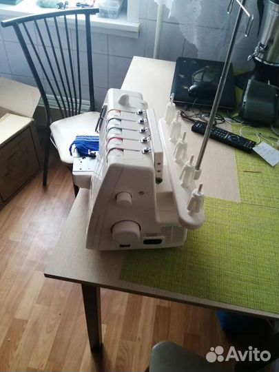 Коверлок Merrylock 007 белый