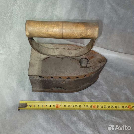 Старинный угольный утюг