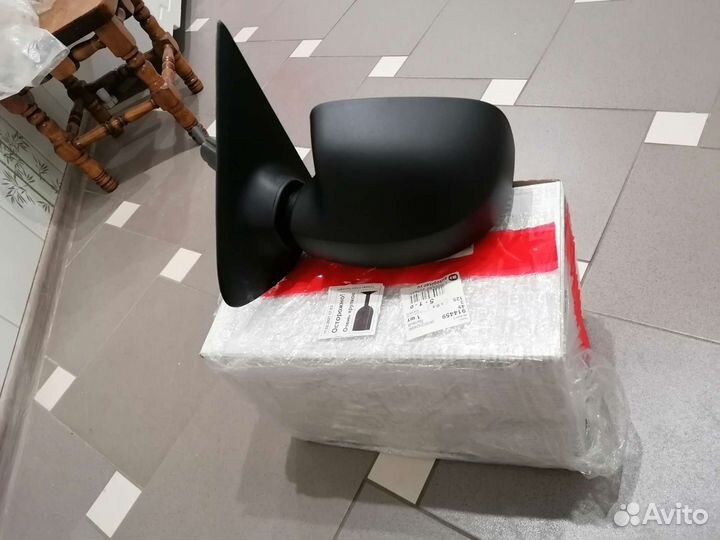 Боковое зеркало