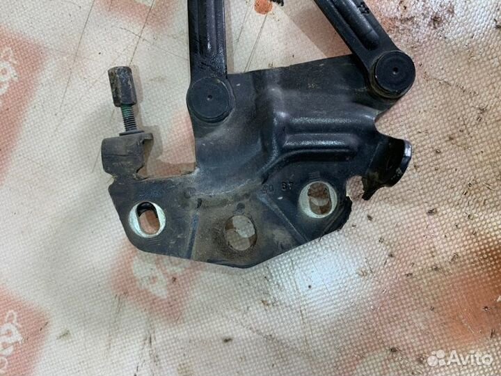 Петля капота передняя левая Volkswagen Passat 3C2