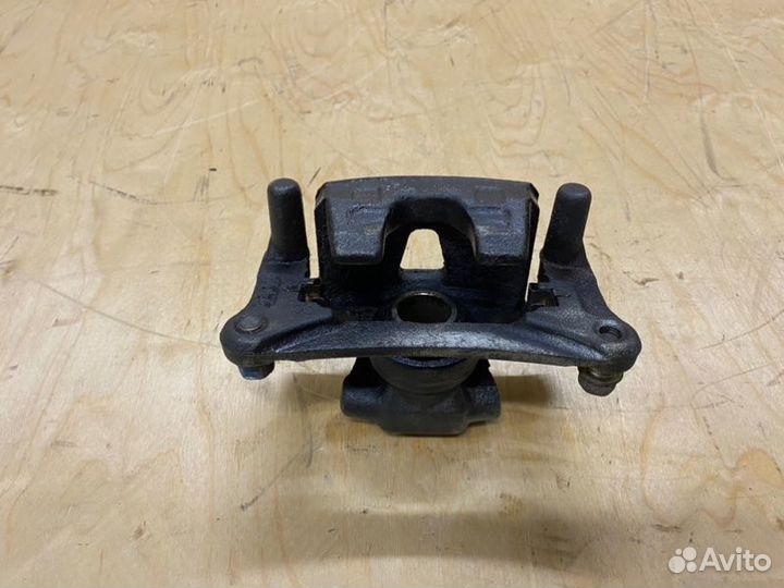 Суппорт задний Mitsubishi Grandis NA4W