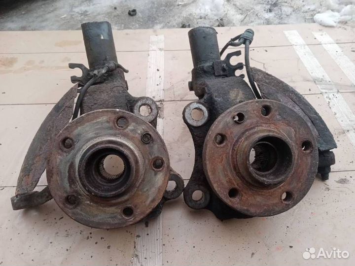 Кулак Volkswagen Sharan 2-й рест. 2005