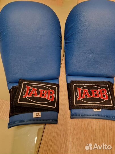 Боксерские перчатки и защита