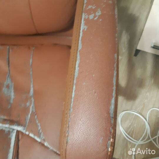 Офисное кожаное кресло