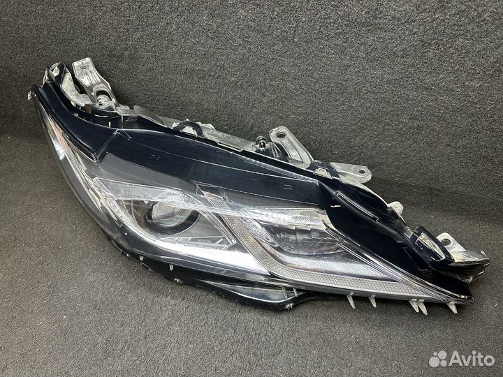 Правая фара Toyota Camry 70 17-21г целая V70