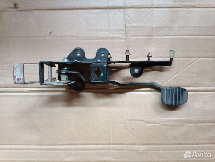 Педаль сцепления Рено Логан 1