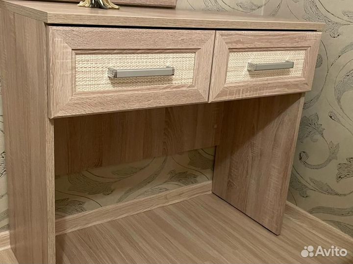 Продам туалетный столик и красивое зеркало