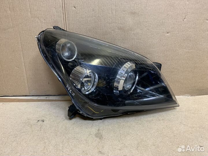 Фара правая RH ксенон адаптивная opel astra H