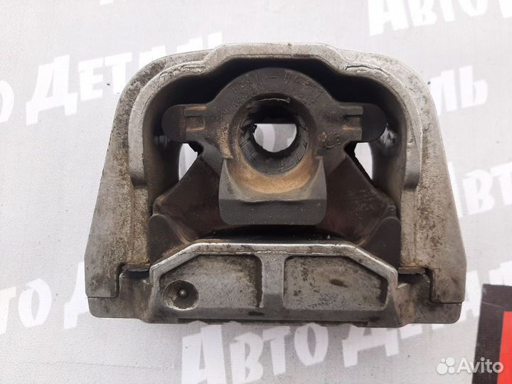 Опора двигателя правая Volkswagen Jetta 6 VAG