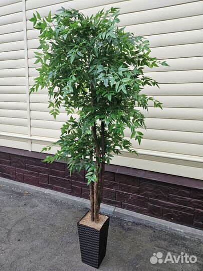 Искусственное растение в горшке