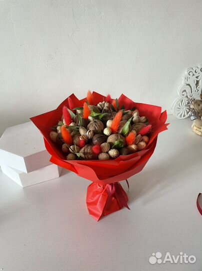 Букет из орехов с сухоцветами