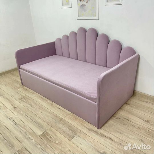 Детская кроватка-диванчик с декоративной спинкой