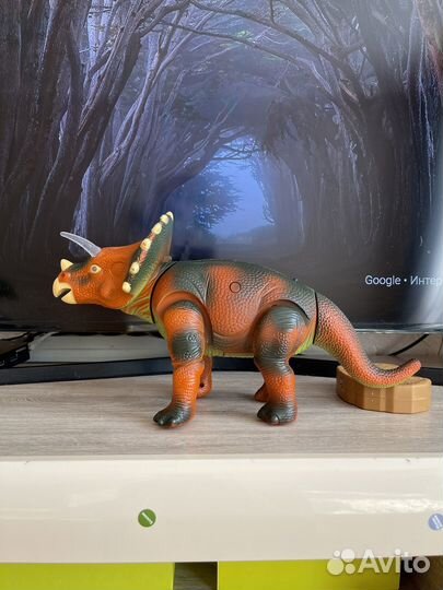 Динозавр на пульте управления