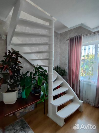 Деревянная лестница в загородный дом