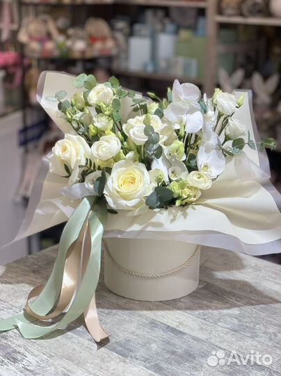 Цветочная композиция в шляпной коробке