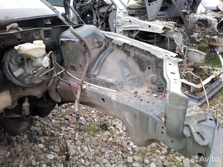 Передняя левая четверть Volvo S60