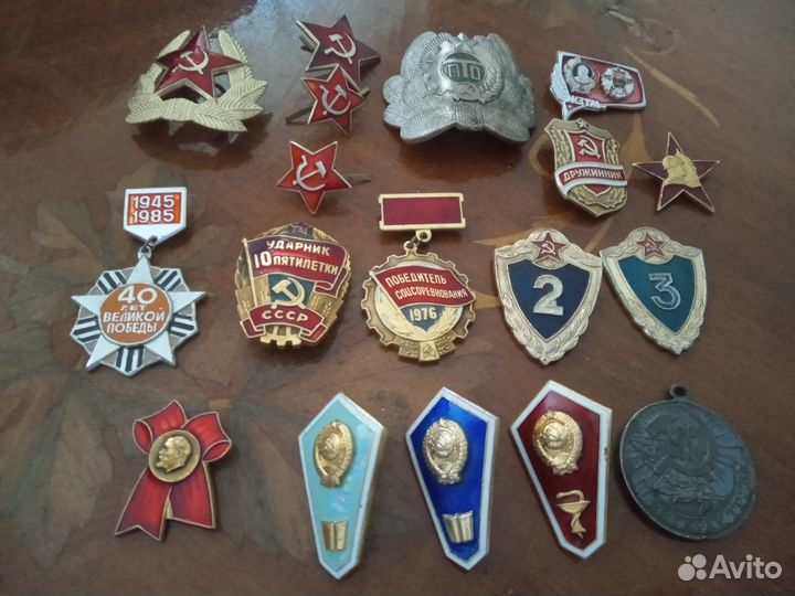 Советская пилотка со значками