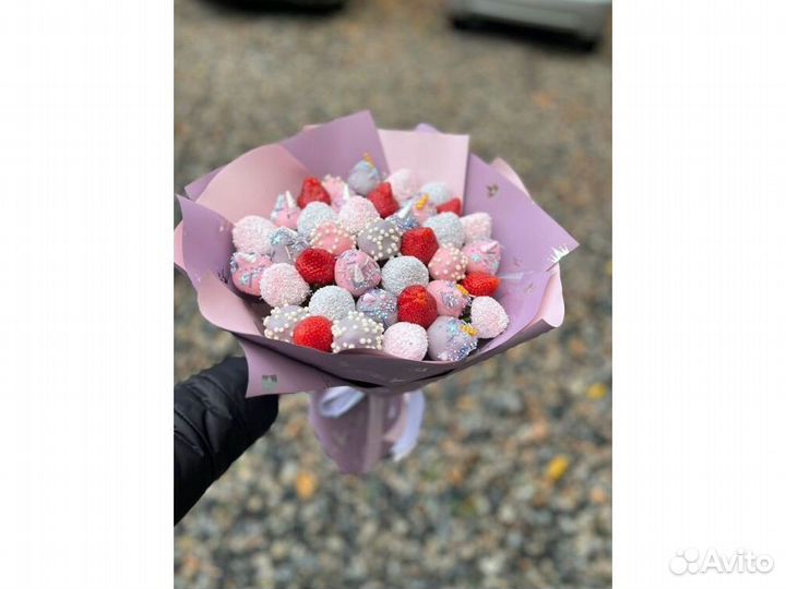 Цветы с клубникой в бельгийском шоколаде KLK-6421