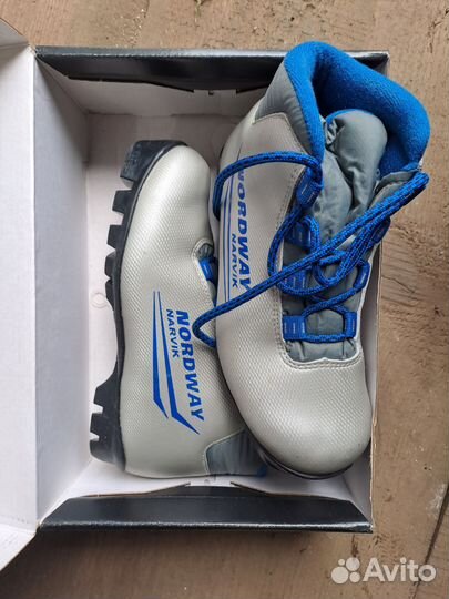 Лыжные ботинки и лыжи