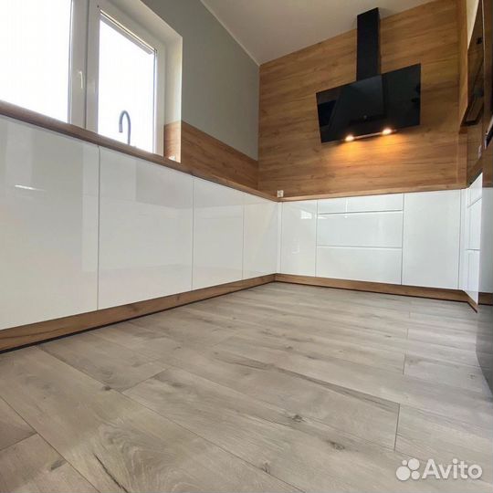 Кухня у окна на заказ