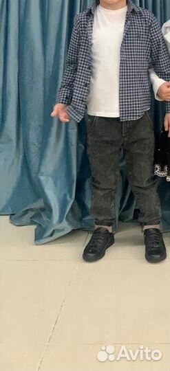 Рубашка и джинсы