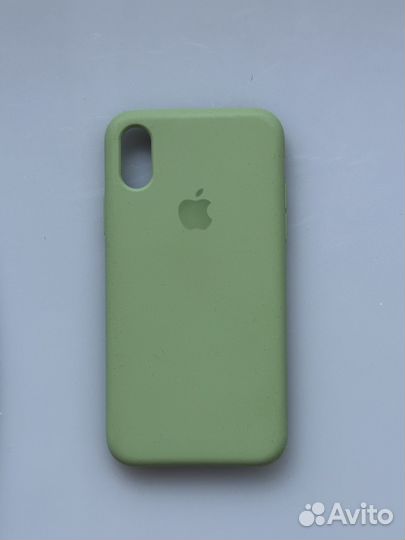 Зеленый чехол на iPhone XS