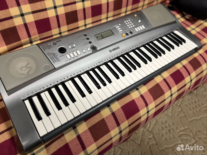 Продам синтезатор Yamaha PSR R300