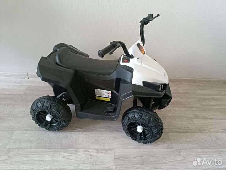 Машинка-каталка с педалью