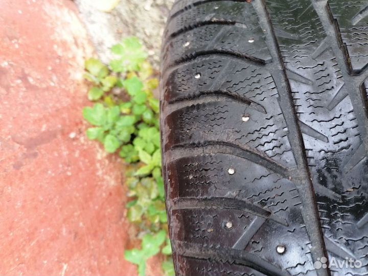 Bridgestone Ice Cruiser 7000 215/55 R16 93T