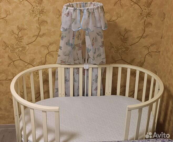 Детская кроватка с маятником