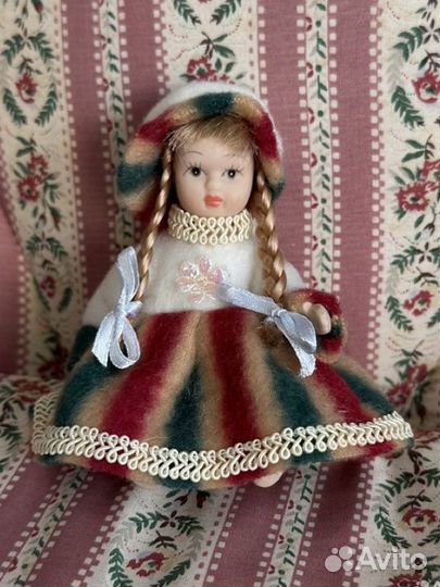 Кукла фарфоровая миниатюрная