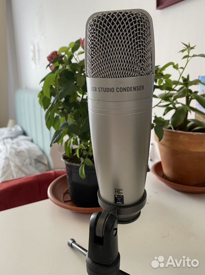 Студийный конденсаторный микрофон