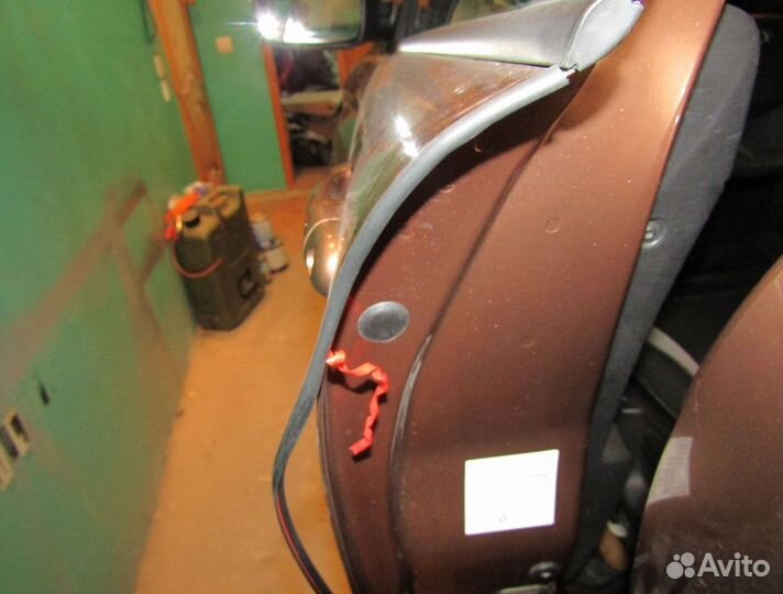 Уплотнитель кромок дверей и порогов на скотче