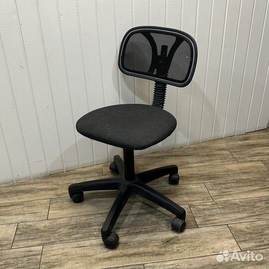 Стул на колесиках