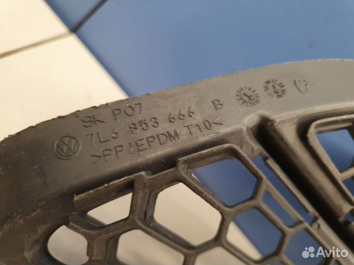 Решетка в передний бампер правая Volkswagen Touare