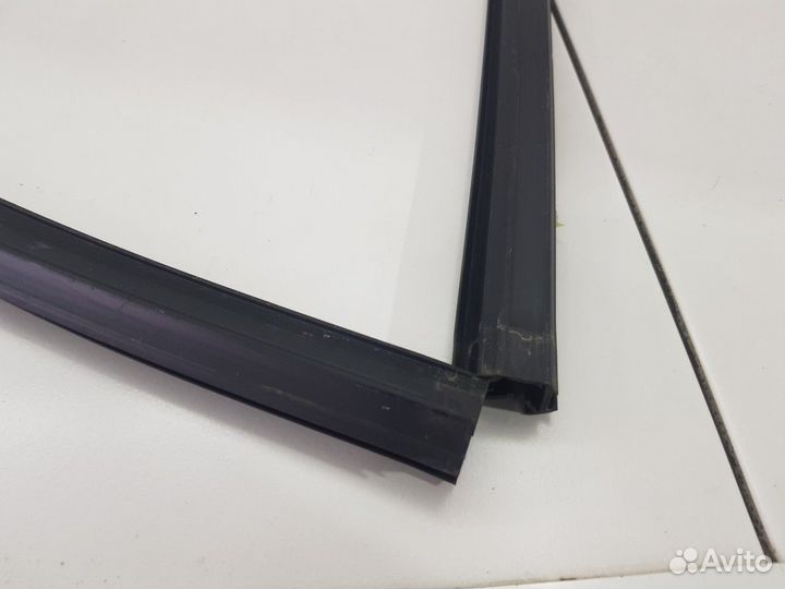 Уплотнитель стекла задней левой двери